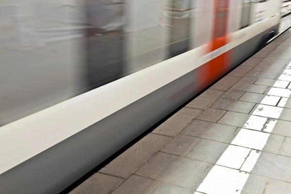 Trein in het station met snelheid — Stockfoto