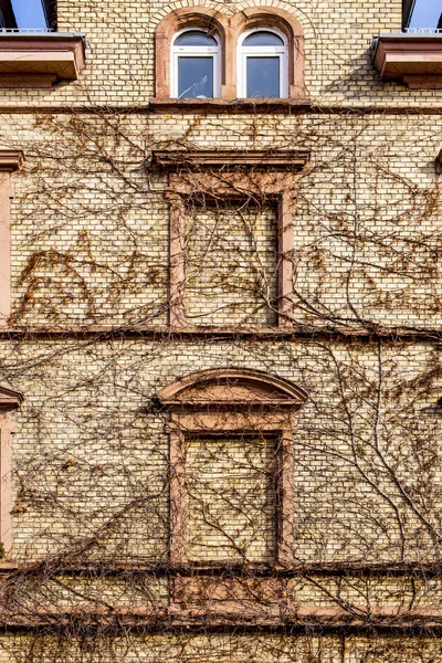 Facciata di una vecchia casa con finestra — Foto Stock