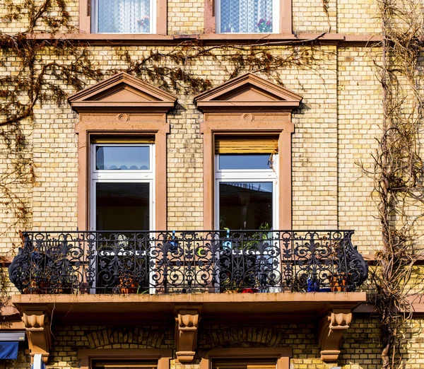 Fassade eines alten Hauses mit Fenster — Stockfoto