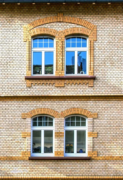 Fassade eines alten Hauses mit Fenster — Stockfoto