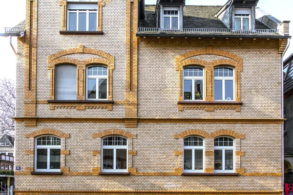 Fachada de uma casa velha com janela — Fotografia de Stock