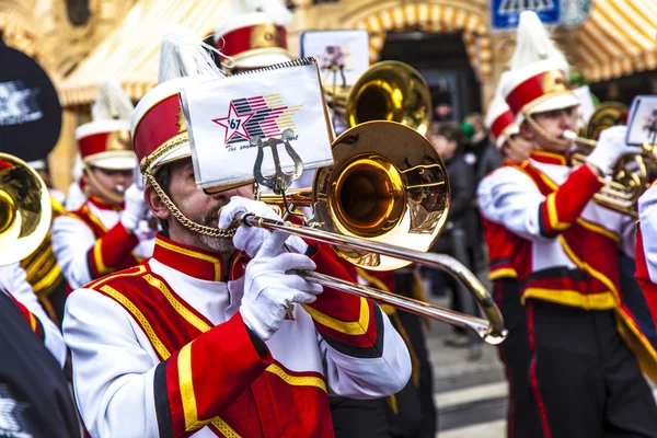 Καρναβάλι κινηθεί προς το roemer με μουσική για να μπούμε στην πόλη — Φωτογραφία Αρχείου