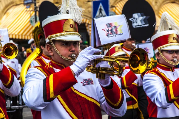 Carnaval verplaatsen naar de roemer met muziek in te voeren van de stad — Stockfoto