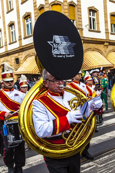 Carnivalists березня на на Ремер з музикою в'їжджають в місто га — стокове фото
