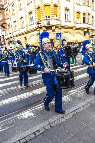 Карнавал переїхати до Ремер з музикою в'їжджають в місто — стокове фото