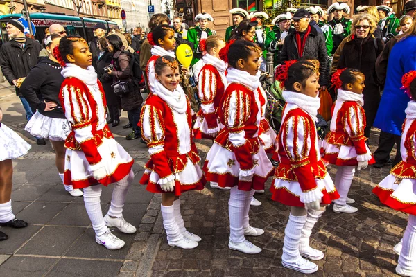 Καρναβάλι κινηθεί προς το roemer με μουσική για να μπούμε στην πόλη — Φωτογραφία Αρχείου