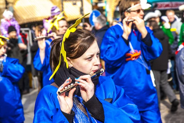 Carnaval déménager au Roemer avec de la musique pour entrer dans la ville — Photo