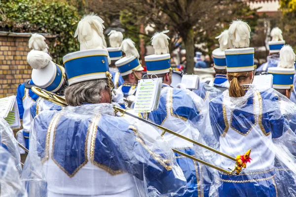 O desfile de carnaval se move através da cidade — Fotografia de Stock