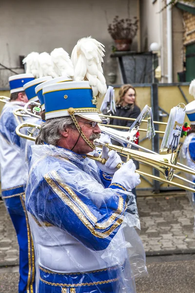 Le défilé du carnaval se déplace à travers la ville — Photo