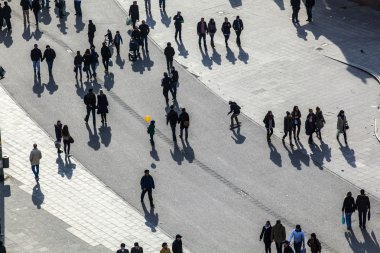 uzun gölgeler ile Street yürüyüş