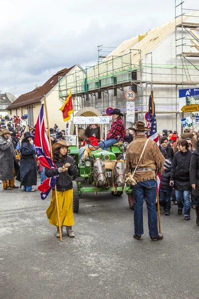 Карнавал, парад рухається через місто — стокове фото