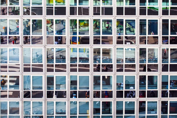 Fachada de edifício de escritório com reflexão de vida de rua — Fotografia de Stock