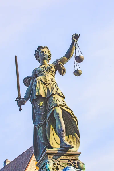 Socha spravedlnosti lady před romer ve Frankfurtu - klíček — Stock fotografie