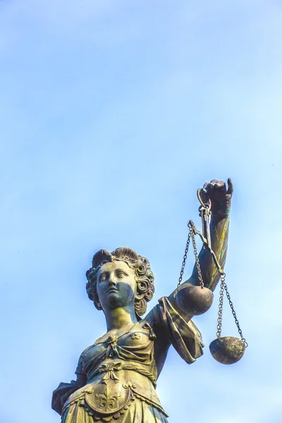 Standbeeld van Vrouwe Justitia tegenover de romer in frankfurt - germ — Stockfoto