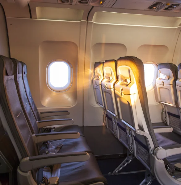 Východ slunce uvnitř kabiny moderní letadla — Stock fotografie