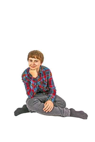 Netter Junge sitzt auf dem Boden — Stockfoto
