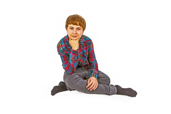 Søt gutt som sitter på gulvet – stockfoto