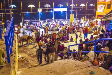 varanasi dini çamaşır törenle içinde gece