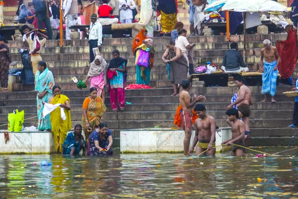 Les hindous se lavent dans la rivière Ganga dans la sainte cité — Photo