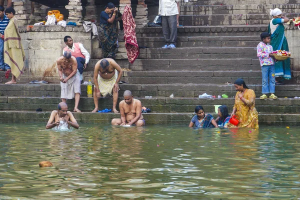 Индуисты умываются в реке Ганга в святом городе — стоковое фото