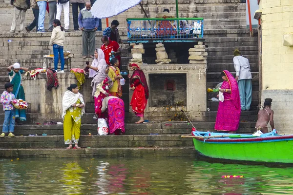 Hindúes se lavan en el río Ganga en la santa ciudad —  Fotos de Stock