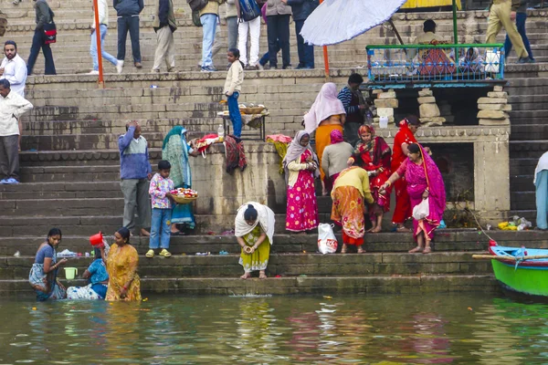 Indù si lavano nel fiume Ganga nella sacra città — Foto Stock