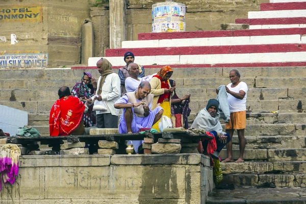 Индуисты умываются в реке Ганга в святом городе — стоковое фото