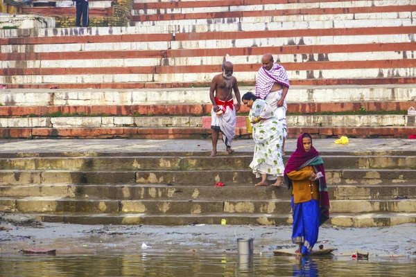Hindu lavam-se no rio Ganga no sagrado cit — Fotografia de Stock