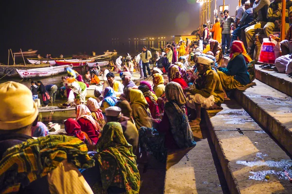En la noche en Varanasi en la ceremonia de lavado religioso —  Fotos de Stock