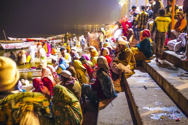 Dans la nuit à Varanasi dans la cérémonie de lavage religieux — Photo
