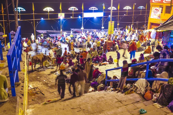En la noche en Varanasi en la ceremonia de lavado religioso —  Fotos de Stock