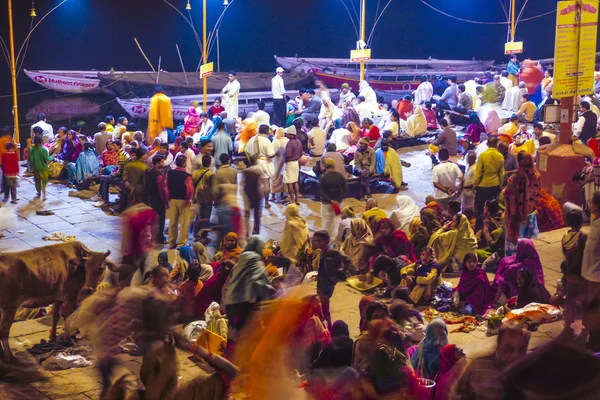 En la noche en Varanasi en la ceremonia de lavado religioso — Foto de Stock