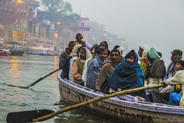 Hindu bir teknede nehir ganga varana kutsal şehir