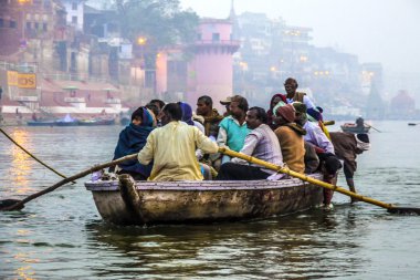 Hindu bir teknede nehir ganga varana kutsal şehir