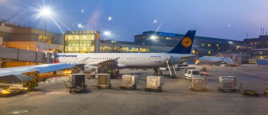 Lufthansa uçak erken sabah kapıda