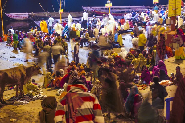 In der Nacht in Varanasi in religiöser Waschzeremonie — Stockfoto