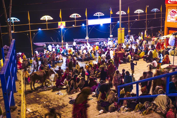 En la noche en Varanasi en la ceremonia de lavado religioso — Foto de Stock