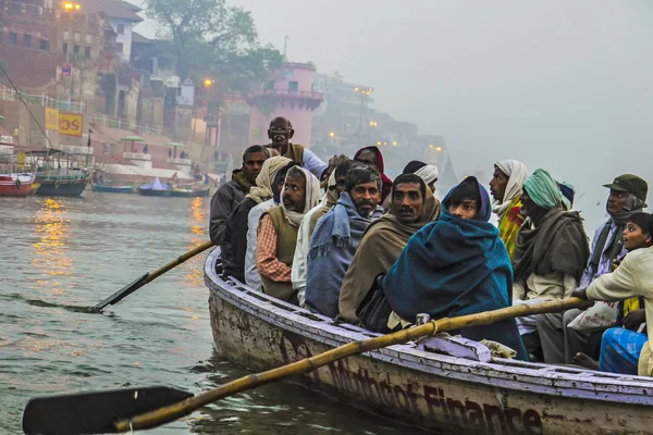 Hinduiska i en båt på floden ganga i den heliga staden varana — Stockfoto
