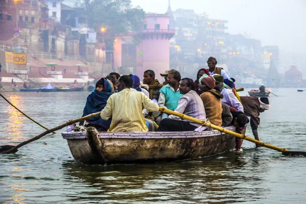 Indù in barca sul fiume Ganga nella città santa di Varana — Foto Stock