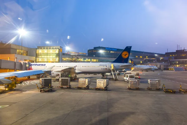 Lufthansa flyg vid grinden i tidigt på morgonen — Stockfoto