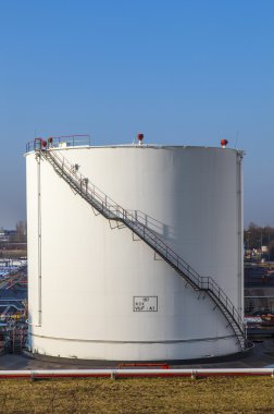 Mavi gökyüzü tankında beyaz tank