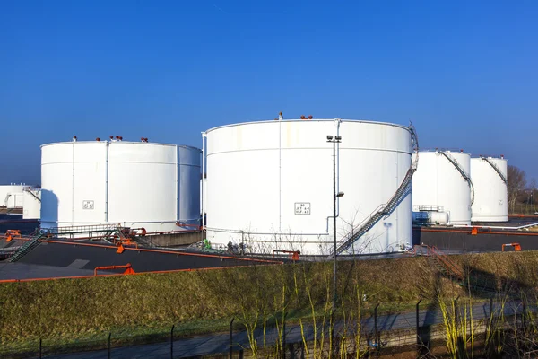 Weißer Tank im Tanklager mit blauem Himmel — Stockfoto