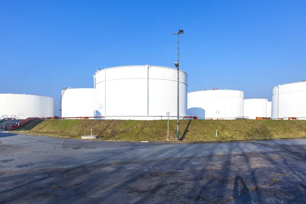 Weißer Tank im Tanklager mit blauem Himmel — Stockfoto
