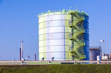 güzel manzara frankfurt yakınlarındaki parkta sanayi silo