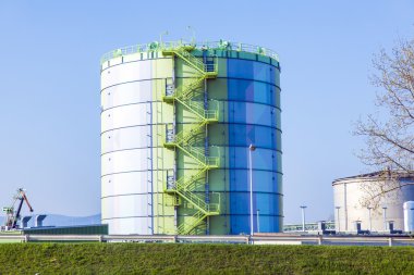 güzel manzara frankfurt yakınlarındaki parkta sanayi silo