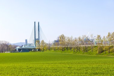 güzel manzara frankfurt yakınlarındaki parkta sanayi silo