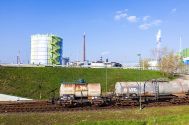 güzel manzara frankfurt yakınlarındaki parkta sanayi silo