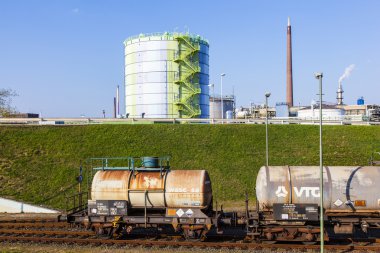 güzel manzara frankfurt yakınlarındaki parkta sanayi silo