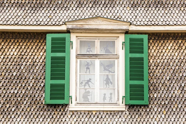Finestra aperta in vecchia casa con piastrelle di legno — Foto Stock