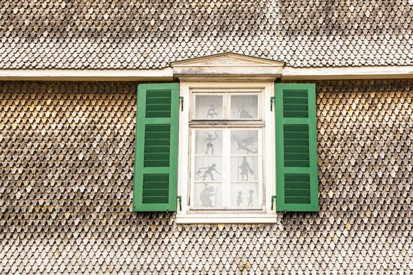Ανοίξτε το παράθυρο στο παλιό σπίτι με ξύλινα κεραμίδια — Φωτογραφία Αρχείου
